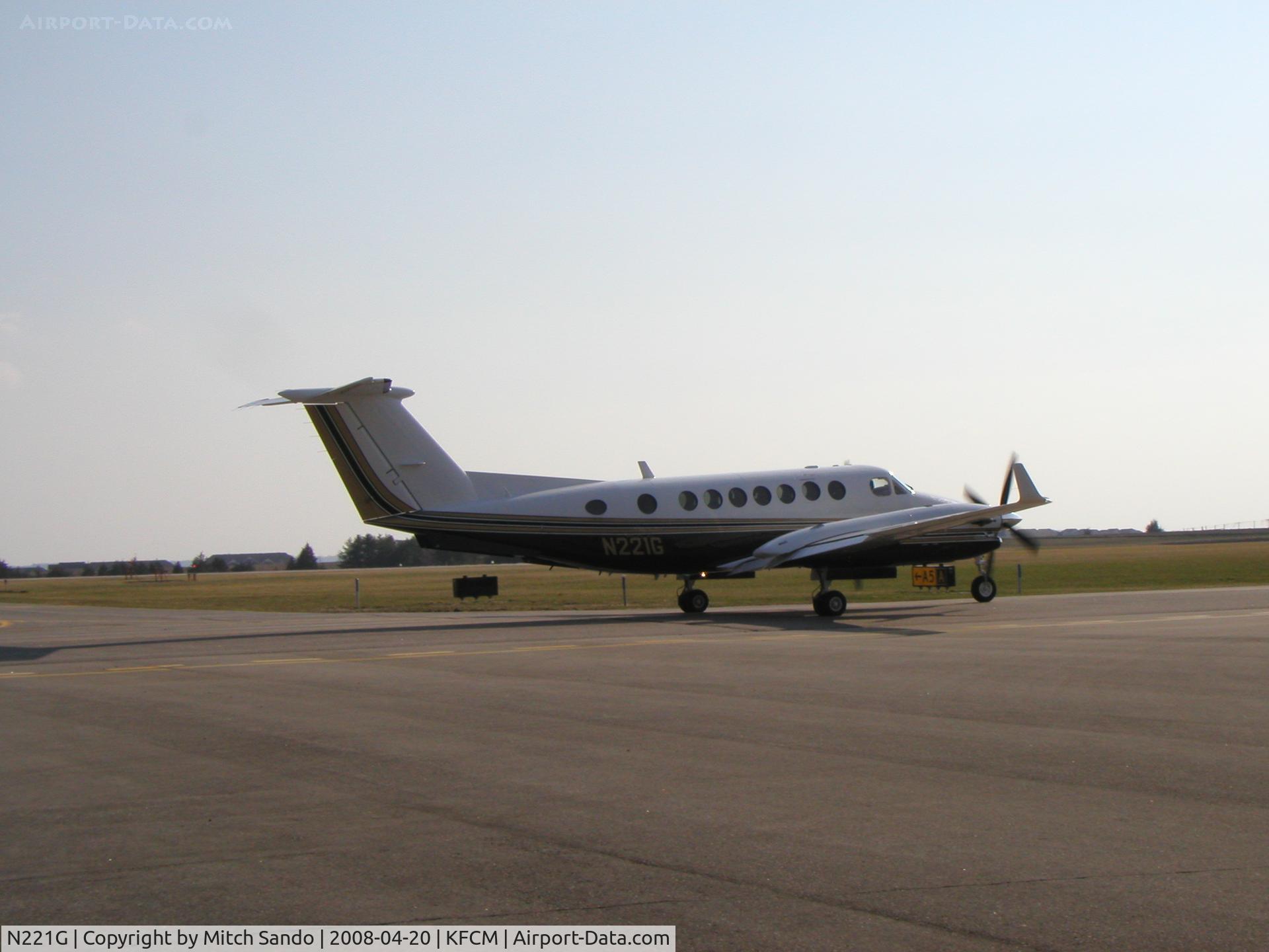 N221G, 1998 Raytheon 350 Super King Air (B300) C/N FL-198, Taxiing to Runway 10R before departing IFR to Omaha, NE (OMA) as ELT200.