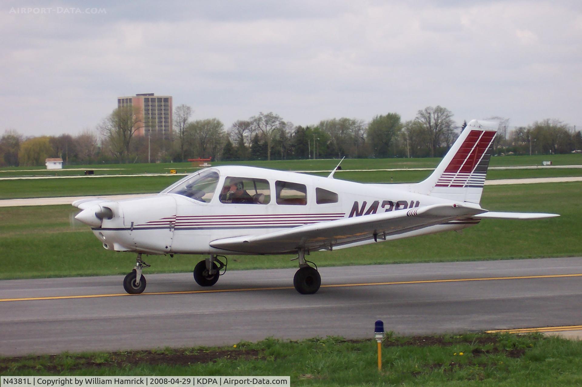 N4381L, 1984 Piper PA-28-161 C/N 28-8516016, Taxing at DuPage