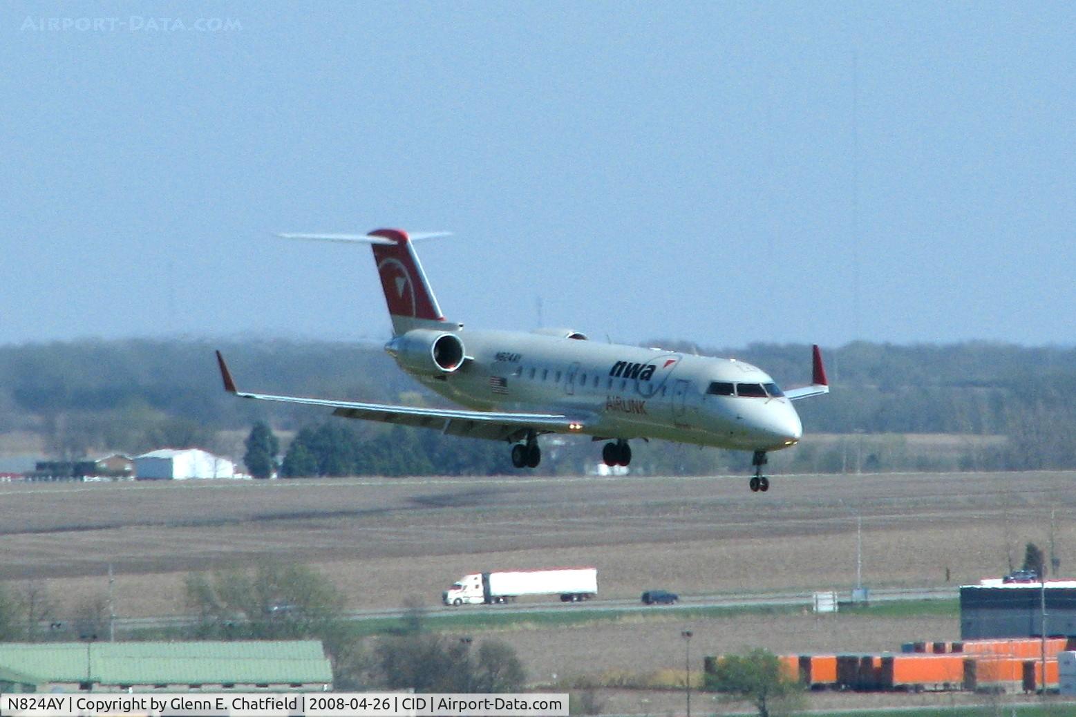 N824AY, 2005 Bombardier CRJ-200LR (CL-600-2B19) C/N 8024, Arriving Runway 27