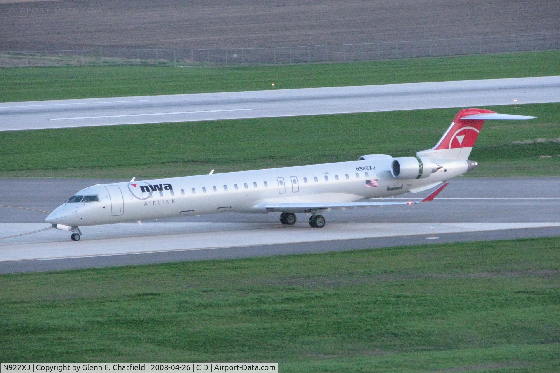 N922XJ, 2008 Bombardier CRJ-900LR (CL-600-2D24) C/N 15174, Taxiing to the gate on Alpha after sunset