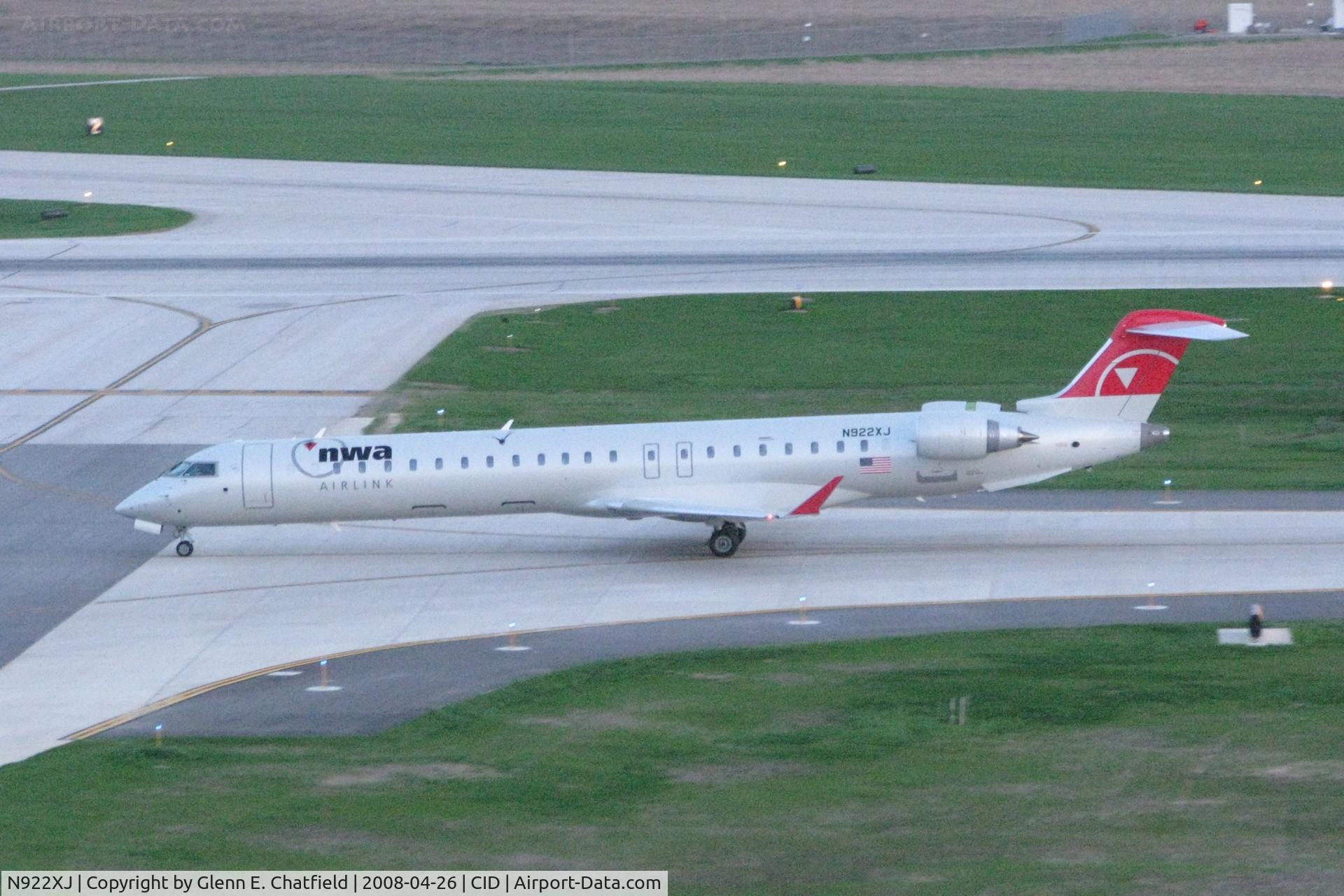 N922XJ, 2008 Bombardier CRJ-900LR (CL-600-2D24) C/N 15174, Taxiing to the gate on Alpha after sunset