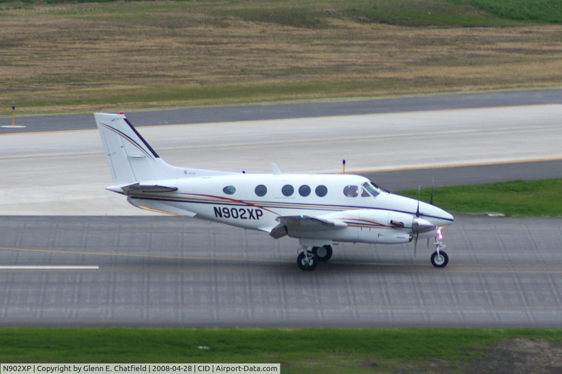 N902XP, 1986 Beech C90 King Air C/N LJ-1136, Arriving runway 31