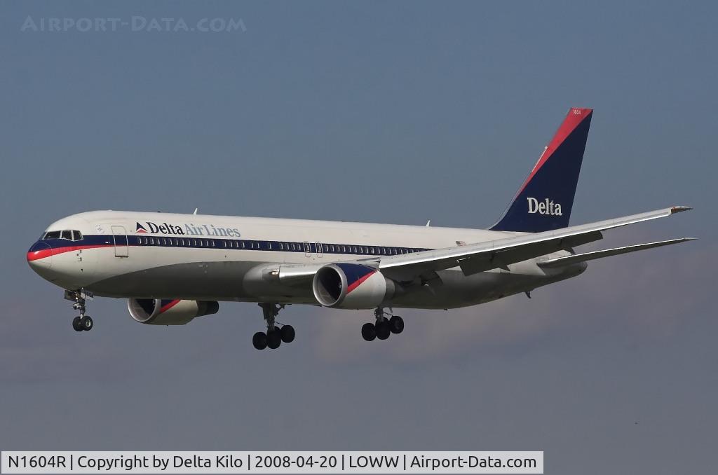N1604R, 1999 Boeing 767-332 C/N 30180, Delta Boeing 767 in old livery
