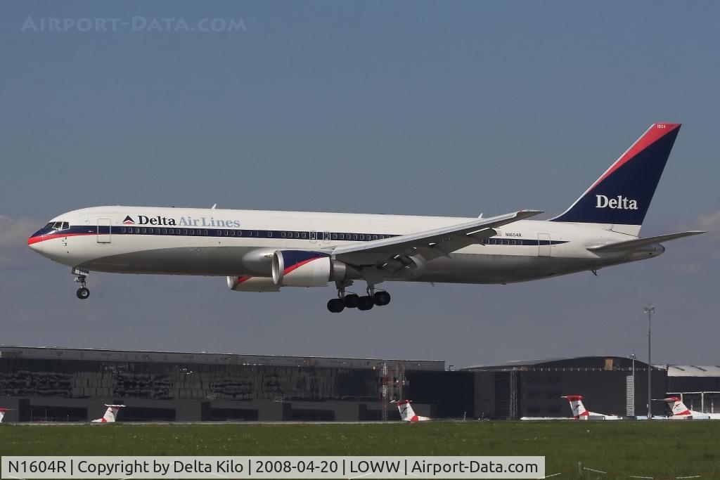 N1604R, 1999 Boeing 767-332 C/N 30180, Delta Boeing 767 in old livery