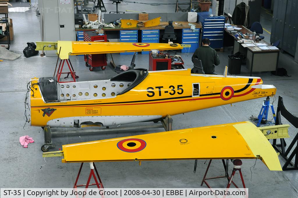 ST-35, SIAI-Marchetti SF-260M C/N 10-35, The deep maintenance on the SIAI Marchetti is being done in one of the hangars at Beauvechain. This kit plane will emerge as one of the modernized SF-260M+ models.