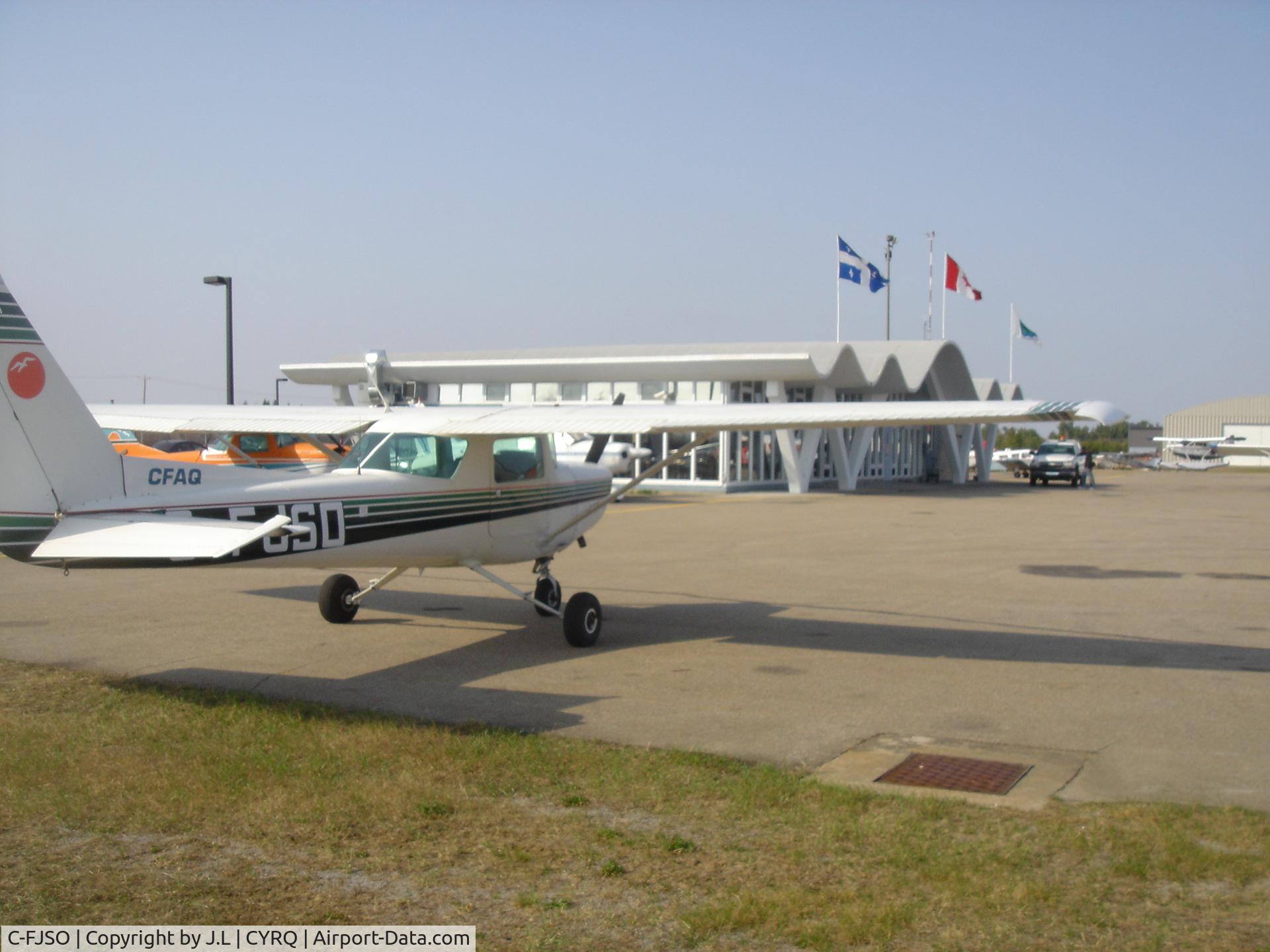 C-FJSO, 1985 Cessna 152 C/N 15285975, FJSO D'aéropro en escale a Trois-Rivière