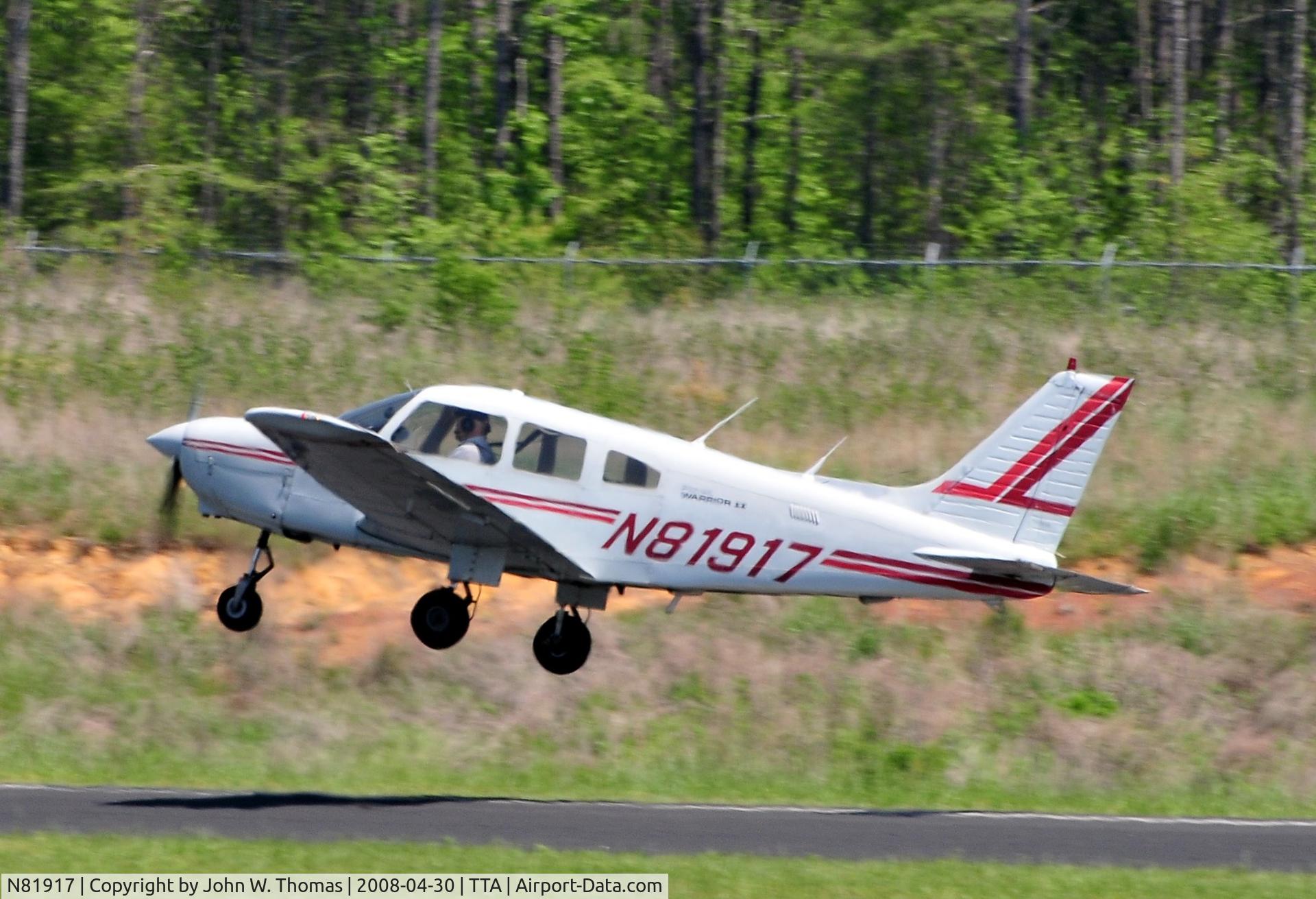 N81917, 1982 Piper PA-28-161 C/N 28-8216139, Departing runway 3