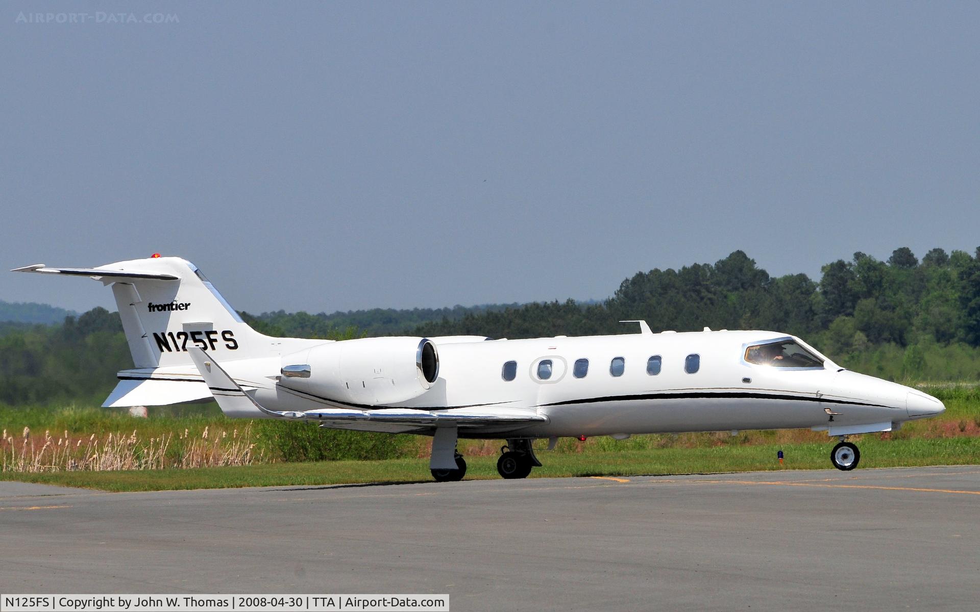 N125FS, 1996 Learjet Inc 31A C/N 125, Taxiing runway 3