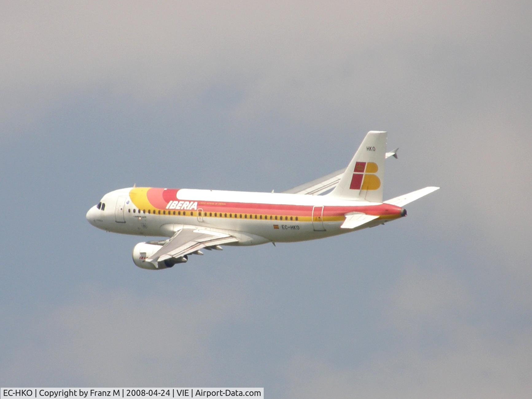 EC-HKO, 2000 Airbus A319-111 C/N 1362, EC-HKO at VIE