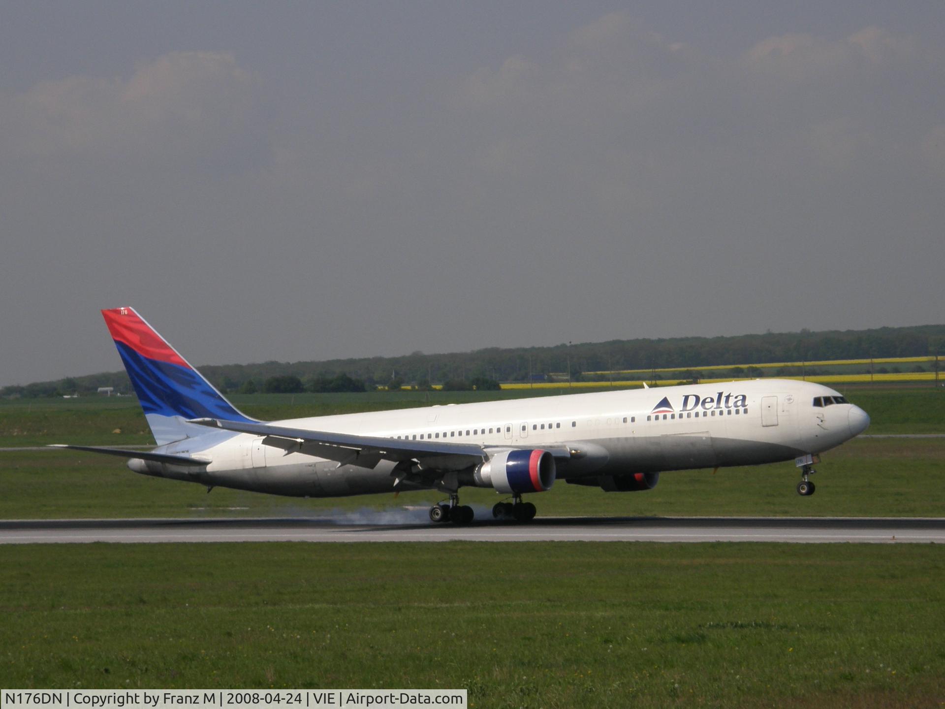 N176DN, 1990 Boeing 767-332 C/N 25061, N176DL touchdown