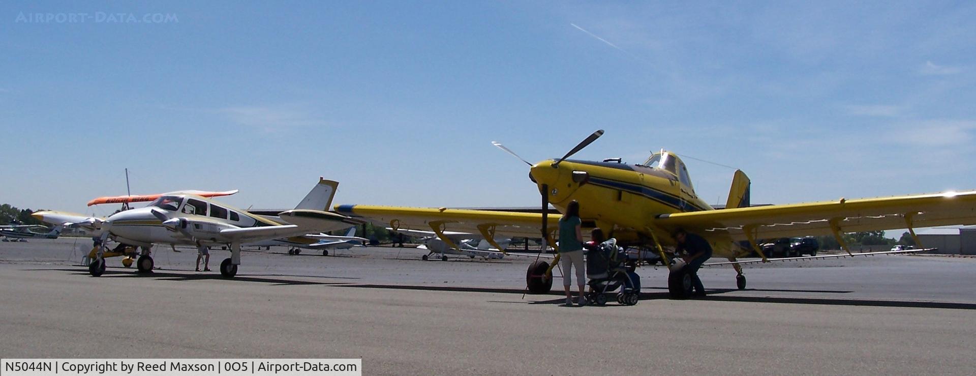 N5044N, 1997 Air Tractor Inc AT-502B C/N 502B-0452, Air Tractor next to Cessna 310