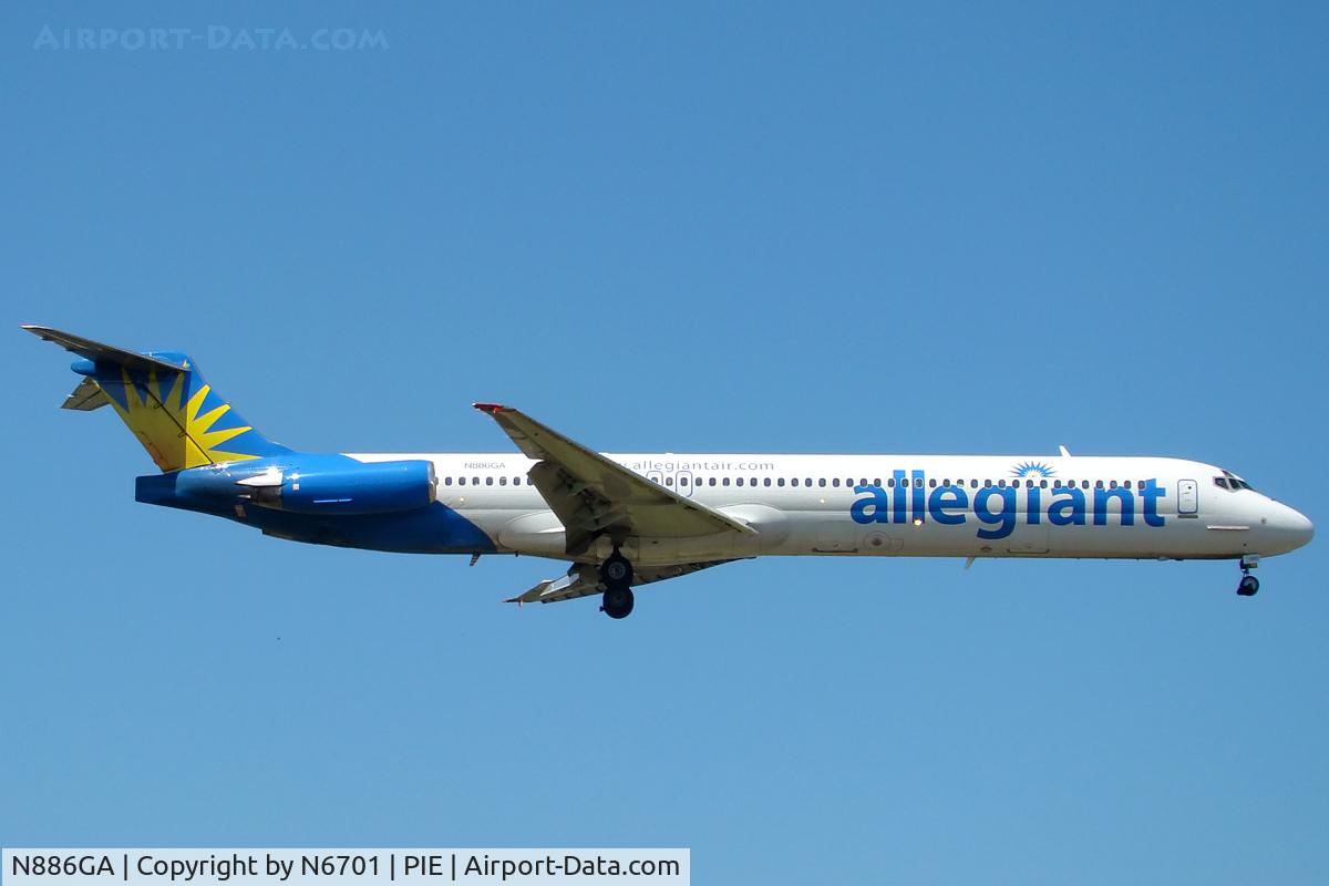 N886GA, 1990 McDonnell Douglas MD-82 (DC-9-82) C/N 49931, On Final