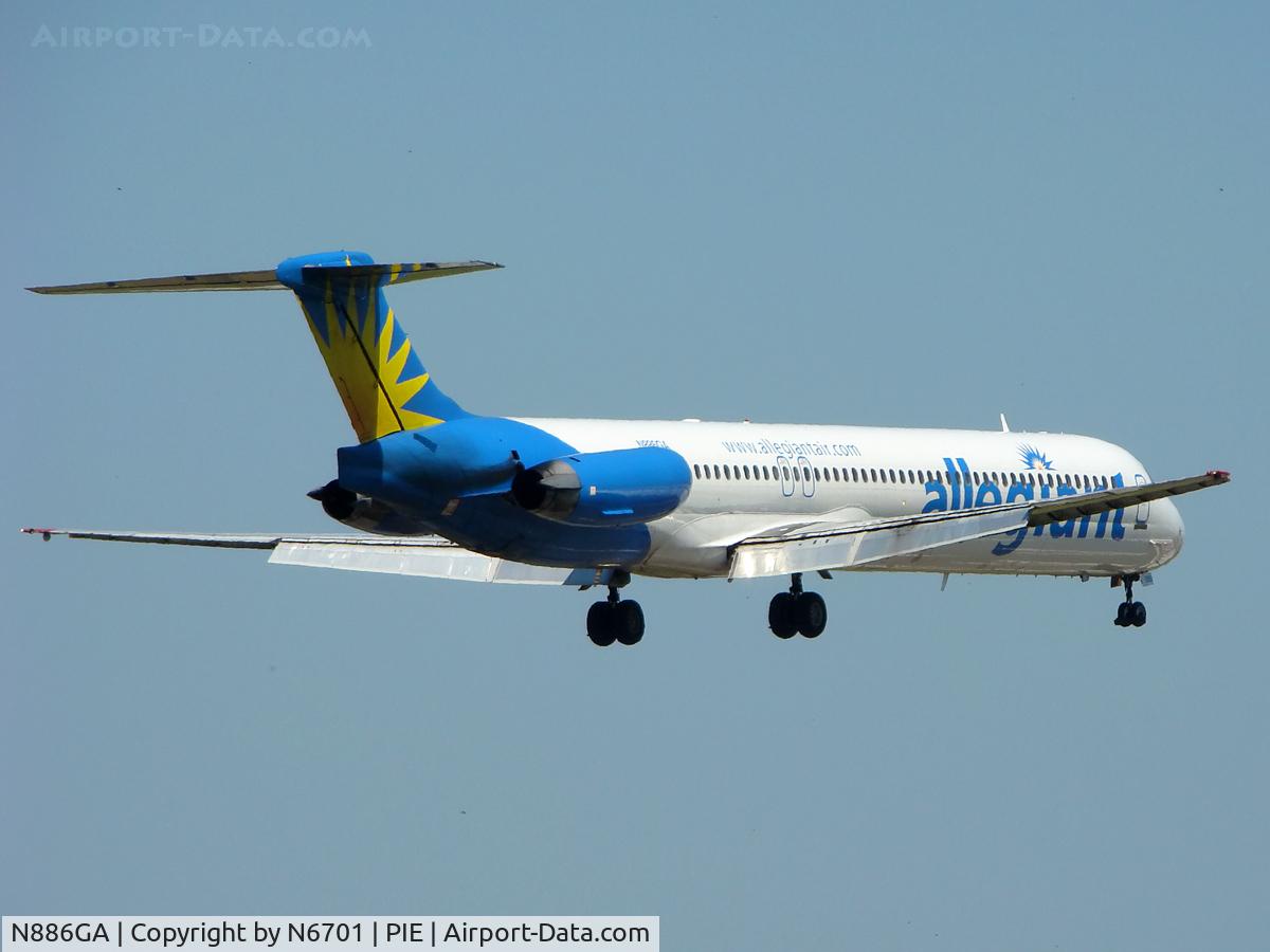 N886GA, 1990 McDonnell Douglas MD-82 (DC-9-82) C/N 49931, On Final