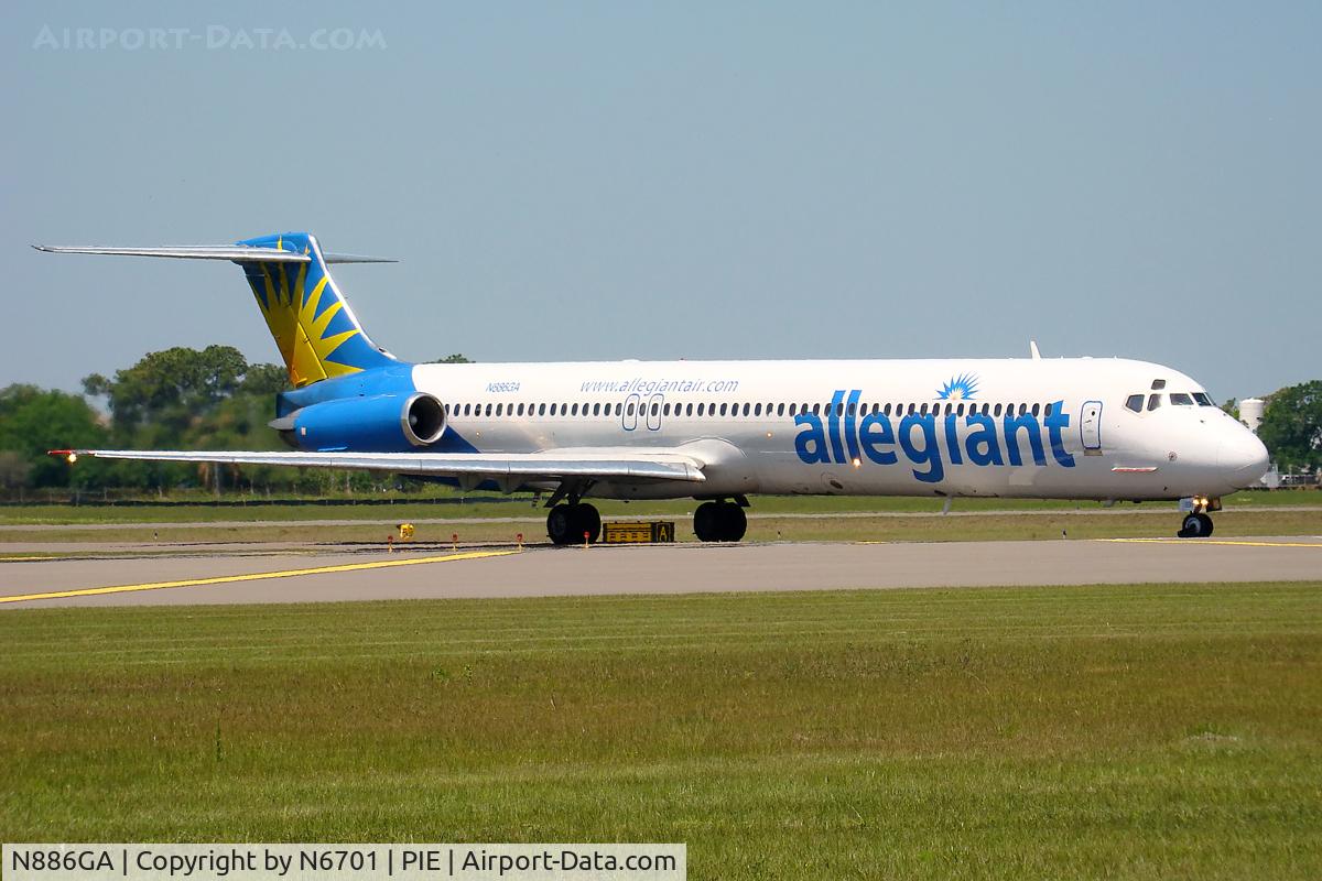 N886GA, 1990 McDonnell Douglas MD-82 (DC-9-82) C/N 49931, Lining up