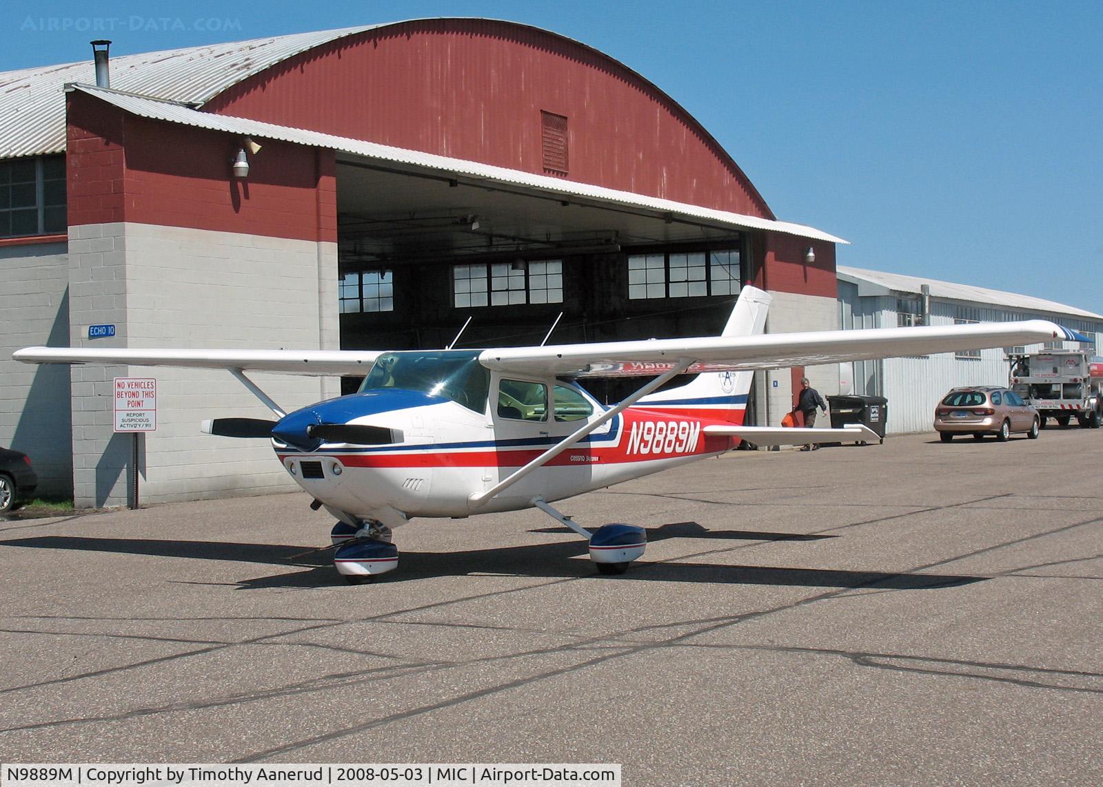 N9889M, 1976 Cessna 182P Skylane C/N 18264786, nice day at the airport, 1976 Cessna 182P Skylane, c/n 18264786