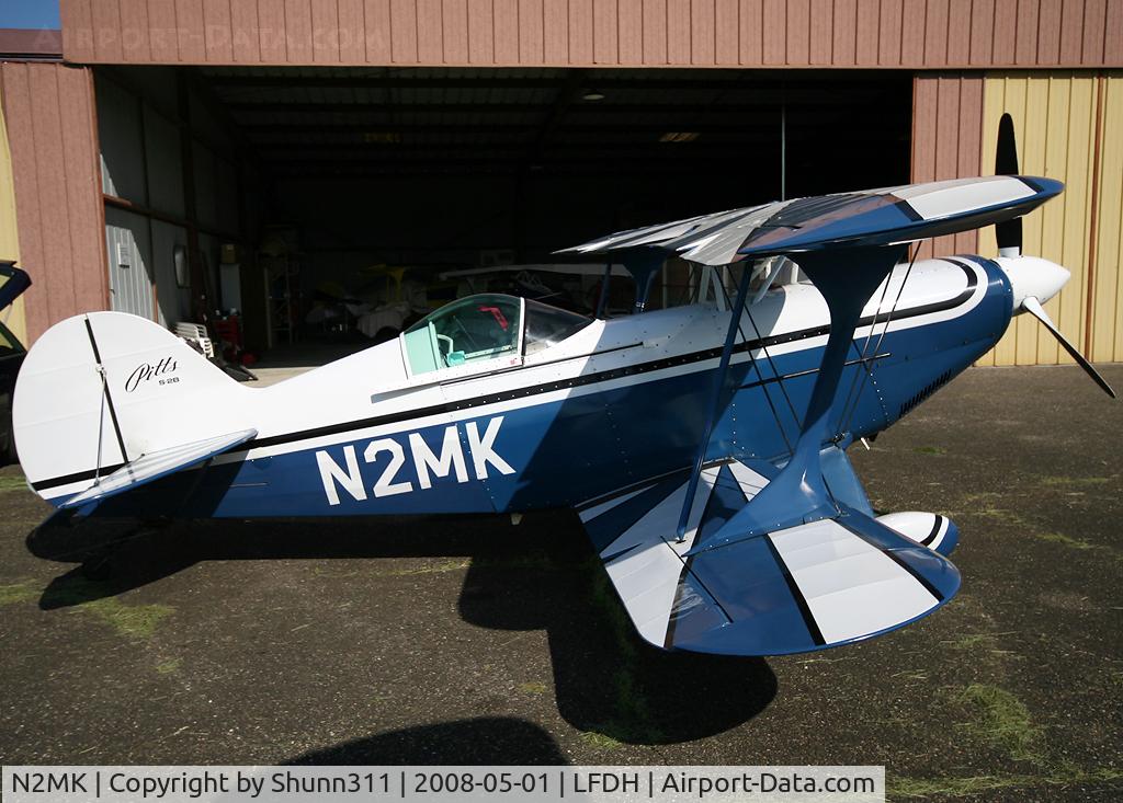 N2MK, 1991 Christen Pitts S-2B Special C/N 5205, Parked in front of a hangar...