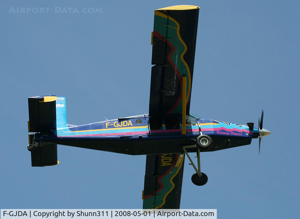 F-GJDA, Pilatus PC-6/B2-H2 C/N 721, On take off for a new paratrooping session in this small airfield named Lasclaverie...