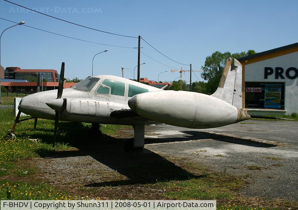 F-BHDV, Cessna 310 C/N 35068, Stored in a small shop near the center of Pau... Very derelict conditions and totally corroded !