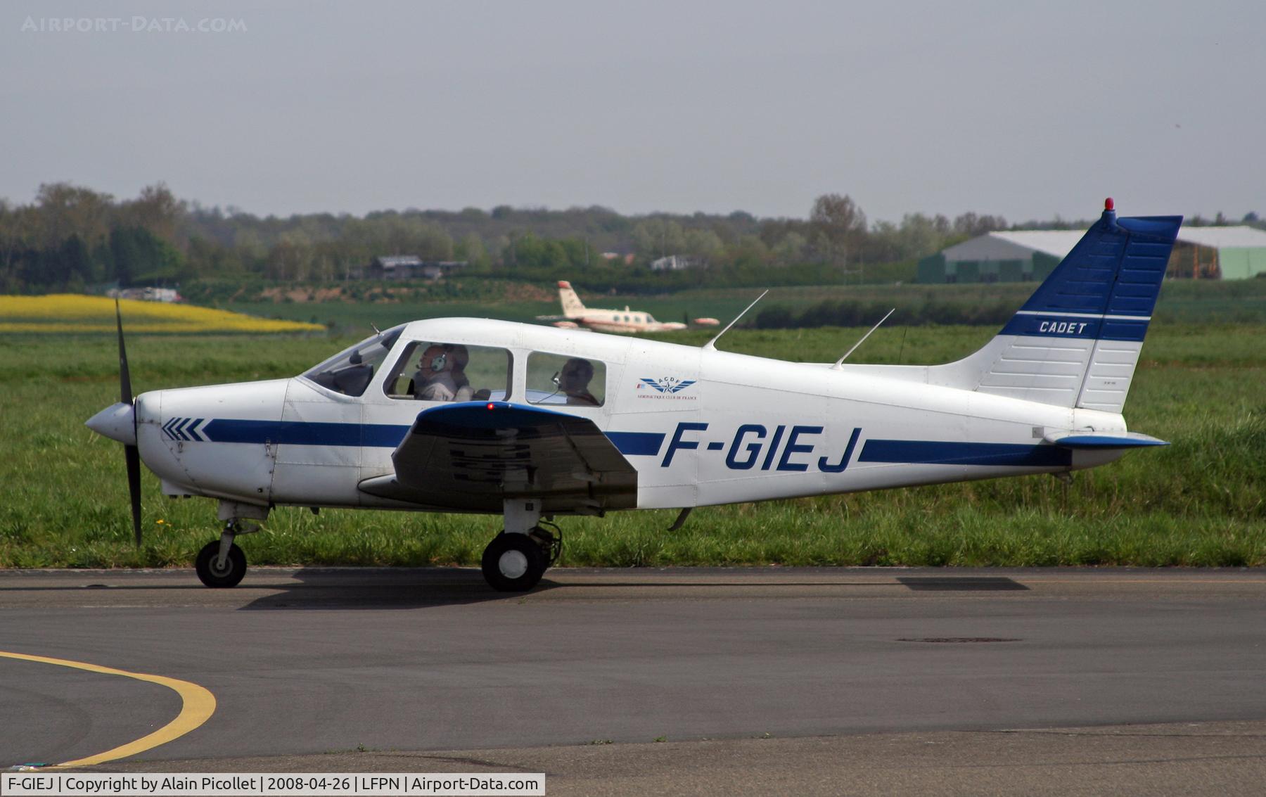F-GIEJ, Piper PA-28-161 Warrior II C/N 28-41169, port side, runing on the taxi-way