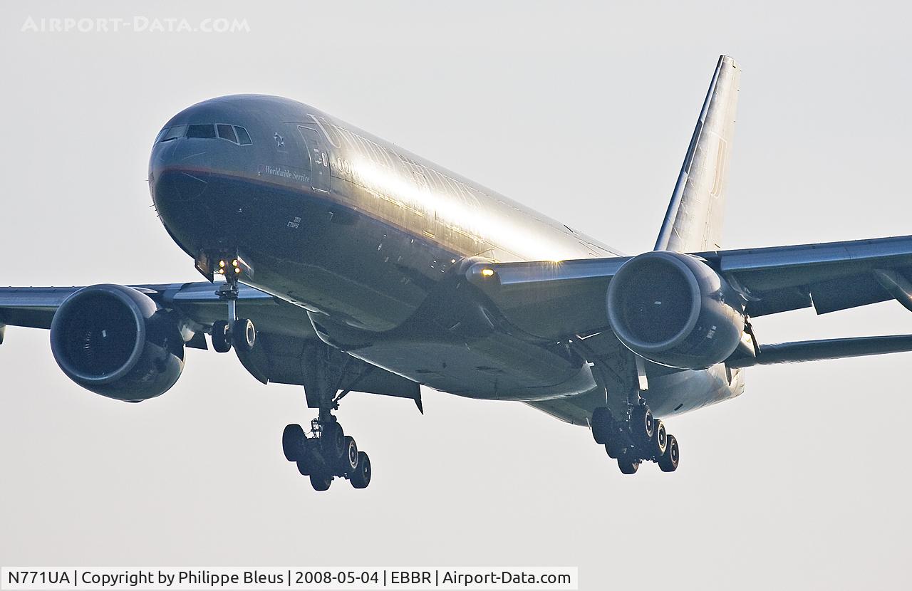 N771UA, 1995 Boeing 777-222 C/N 26932, Intense solar reflection on the body when the plane is on short final for rwy 25L.