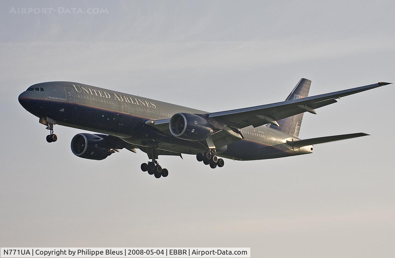 N771UA, 1995 Boeing 777-222 C/N 26932, More classical picture in the early morning light, short final rwy 25L.