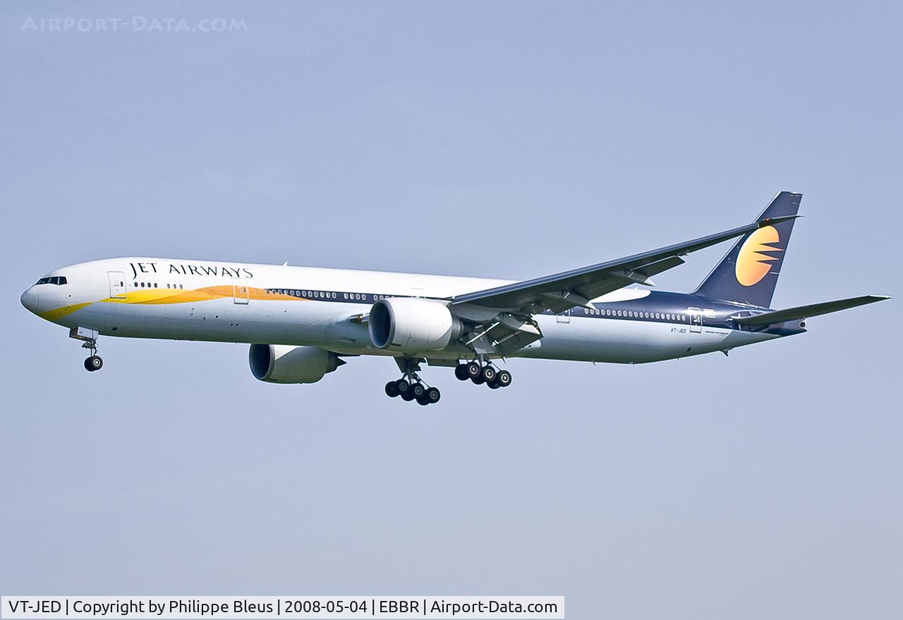 VT-JED, 2007 Boeing 777-35R/ER C/N 35160, Indian heavy on short final rwy 25L.