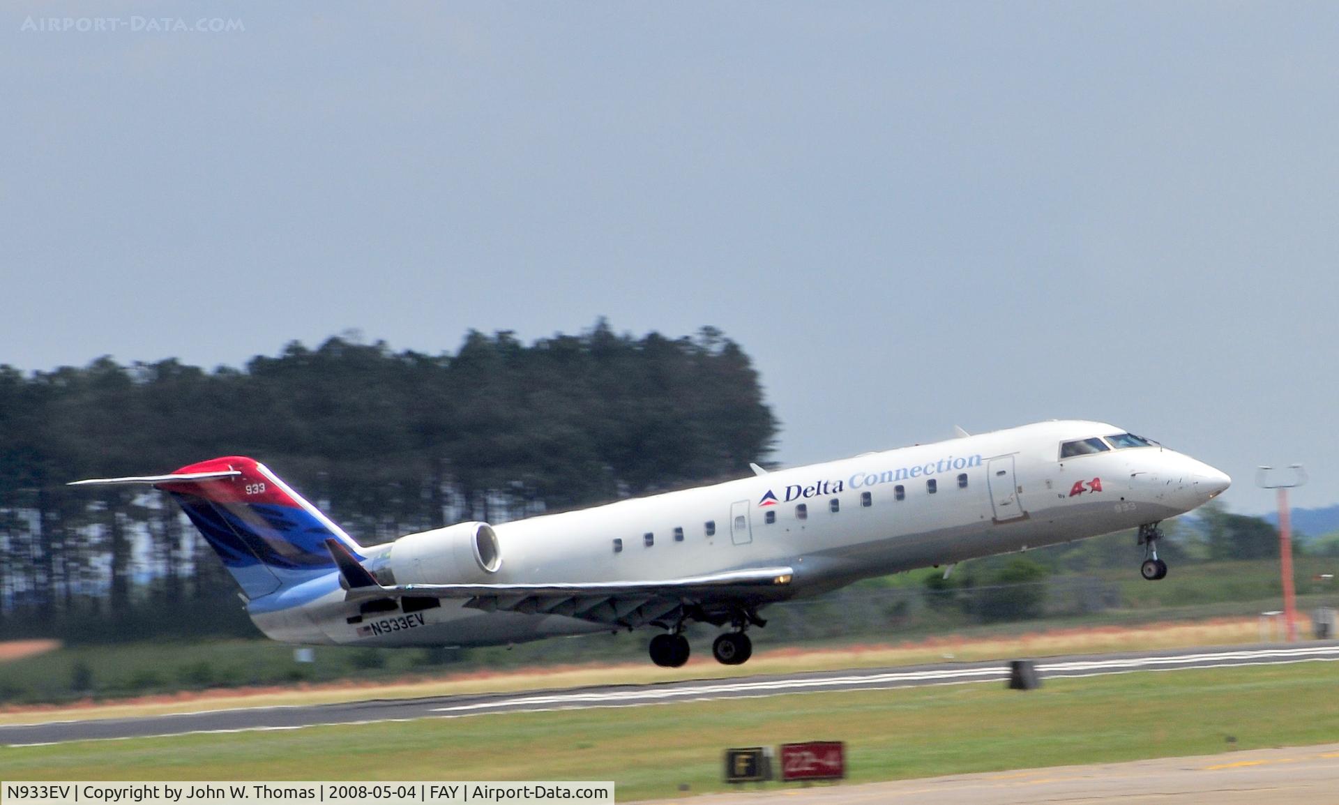 N933EV, 2005 Canadair CRJ-200ER (CL-600-2B19) C/N 8022, Lifting off