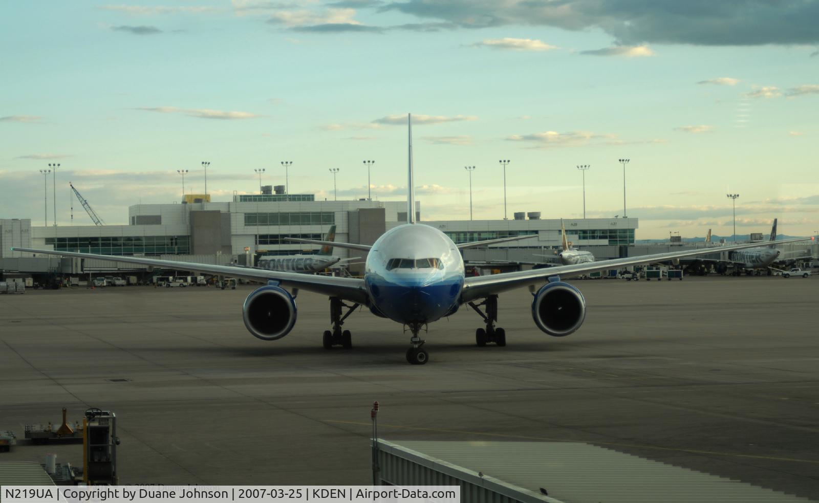 N219UA, 2001 Boeing 777-222 C/N 30551, Backing away from the gate at DEN