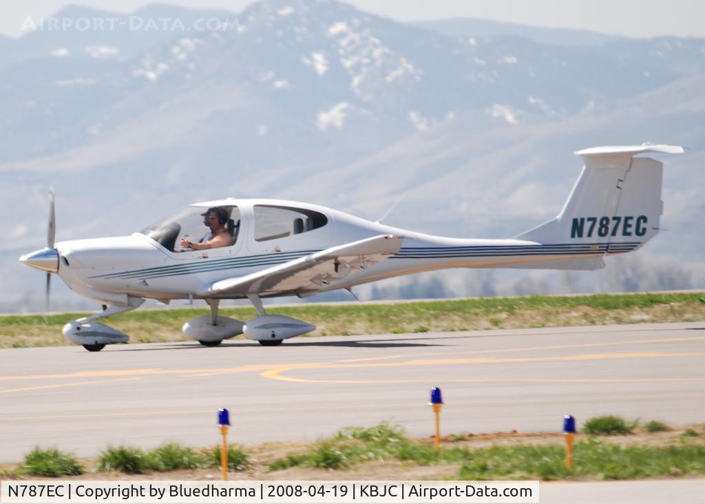 N787EC, 2005 Diamond DA-40 Diamond Star C/N 40.529, Taxi for takeoff.