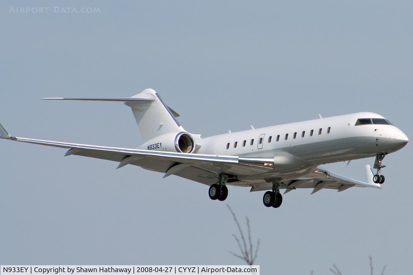 N933EY, 2000 Bombardier BD-700-1A10 Global Express C/N 9063, Landing Runway 32 (Canon XT, 70-300mm)