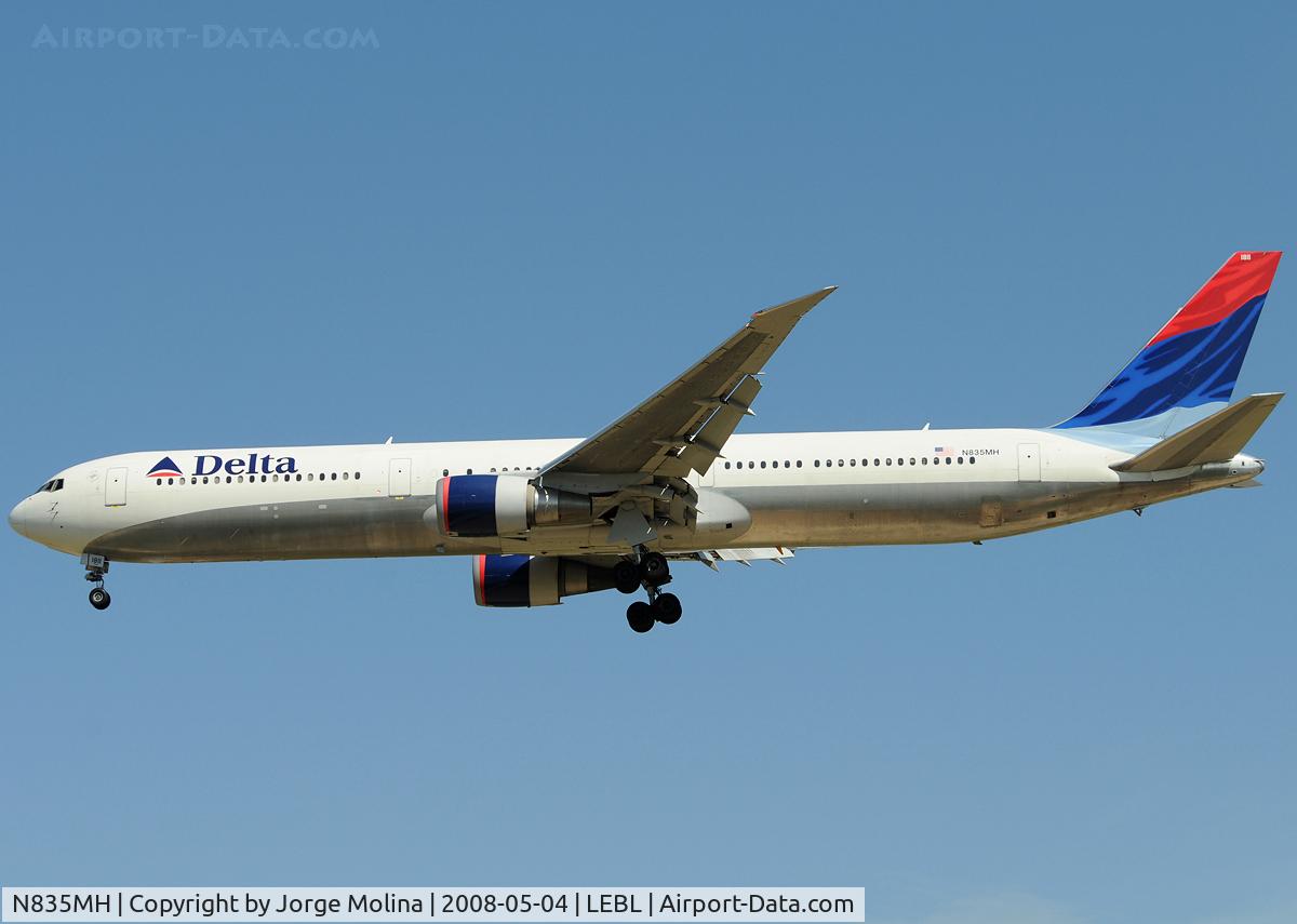 N835MH, 2000 Boeing 767-432/ER C/N 29708, Clear to land RWY 25R.