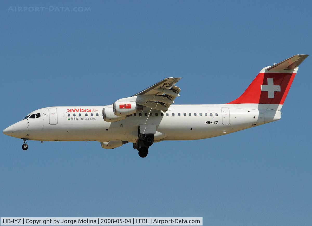 HB-IYZ, 1998 British Aerospace Avro 146-RJ100 C/N 0338, Clear to land RWY 25R.