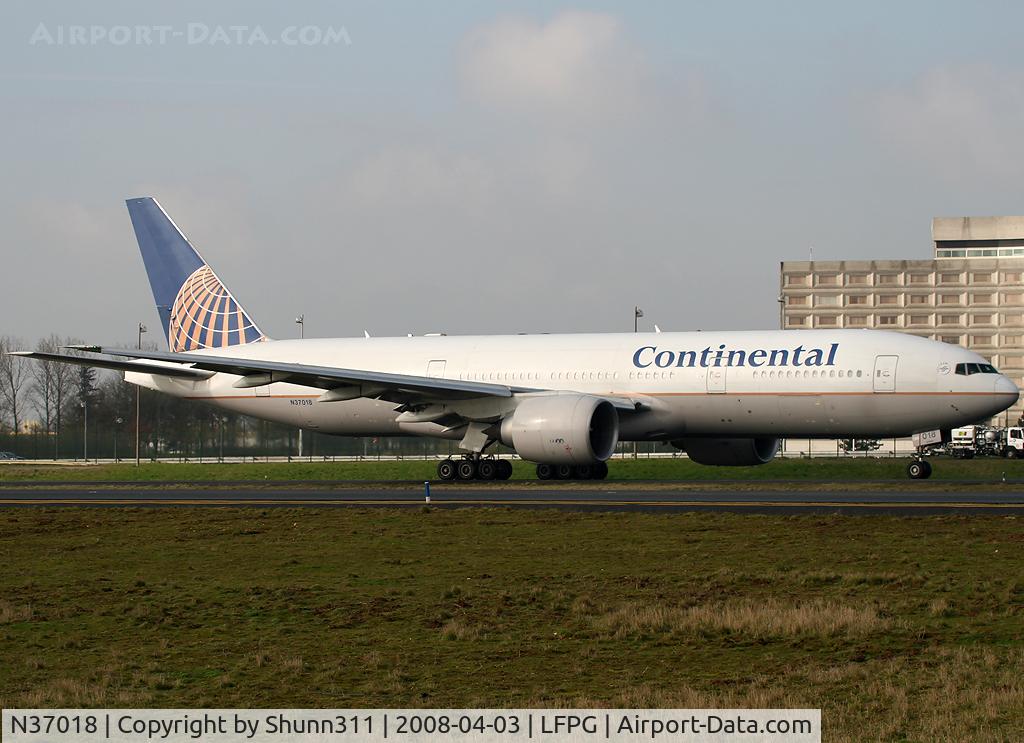 N37018, 2002 Boeing 777-224 C/N 31680, Taxiing on parallel taxiways