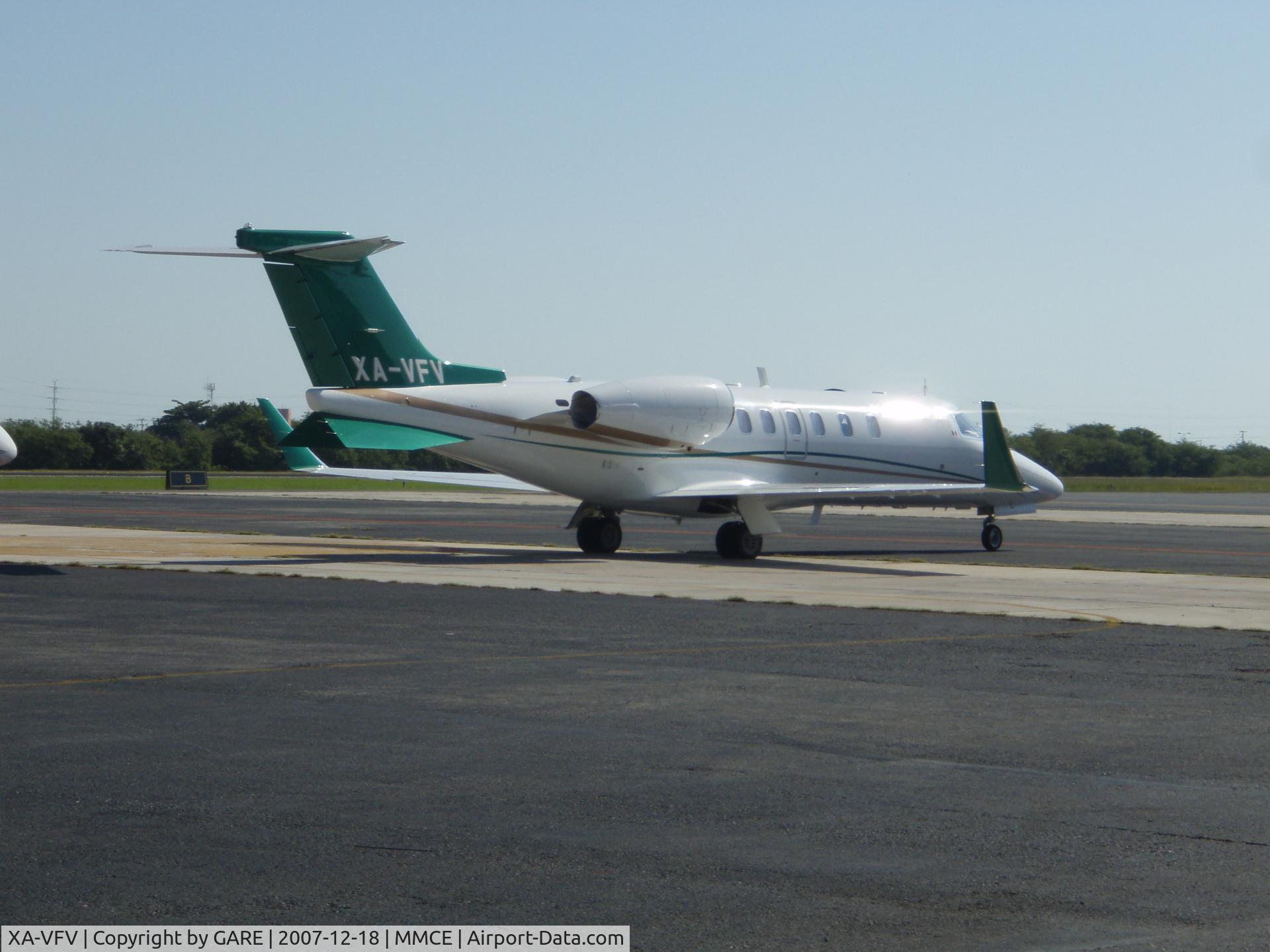 XA-VFV, 2007 Learjet 40XR C/N 45-2077, waiting