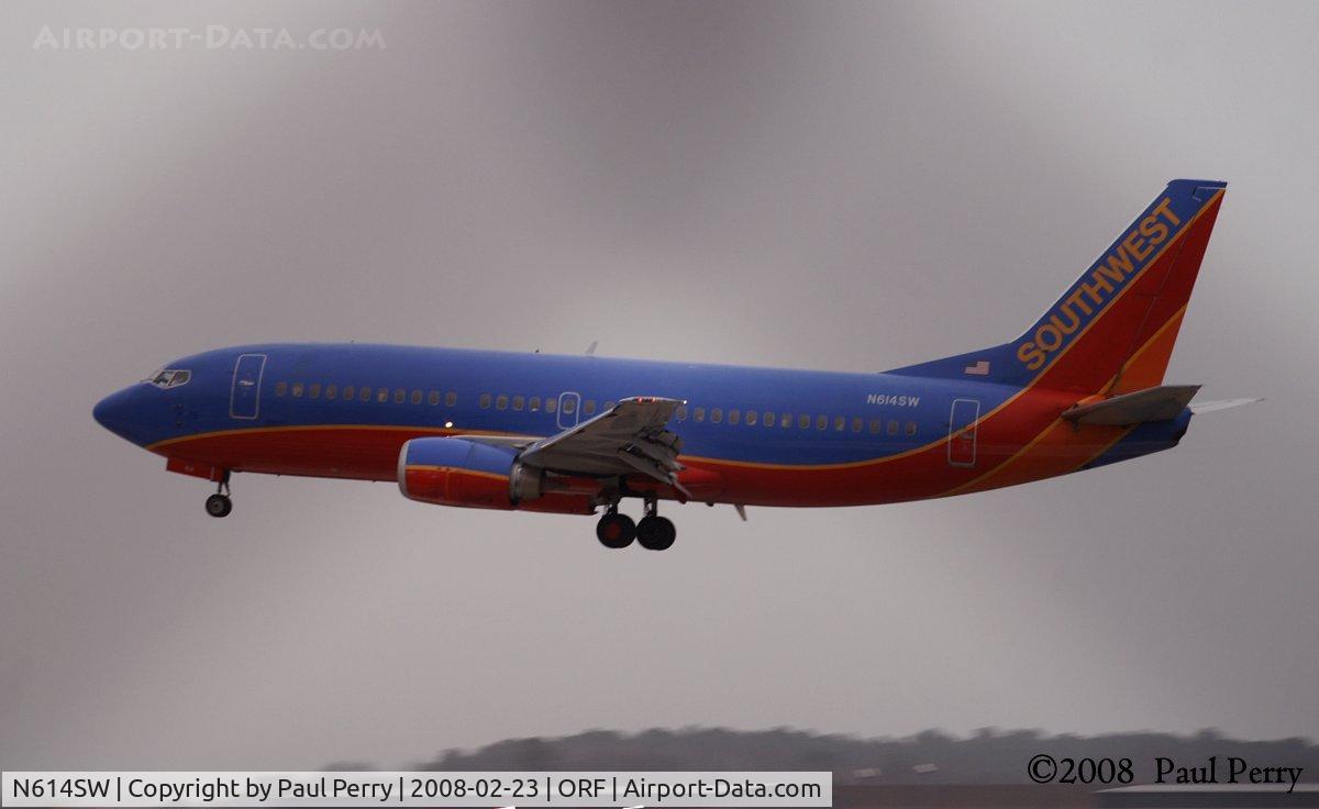 N614SW, 1995 Boeing 737-3H4 C/N 28033, Nice shot abeam