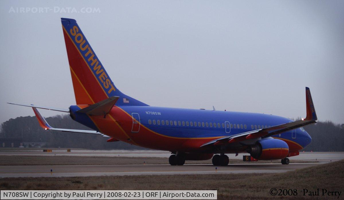 N708SW, 1998 Boeing 737-7H4 C/N 27842, Looks bigger than she is