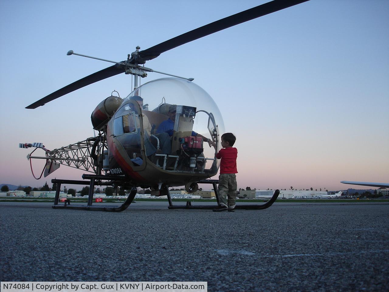 N74084, 1962 Bell 47G-2 C/N NH963, sitting on a ramp at Twin Air school in KVNY, CA