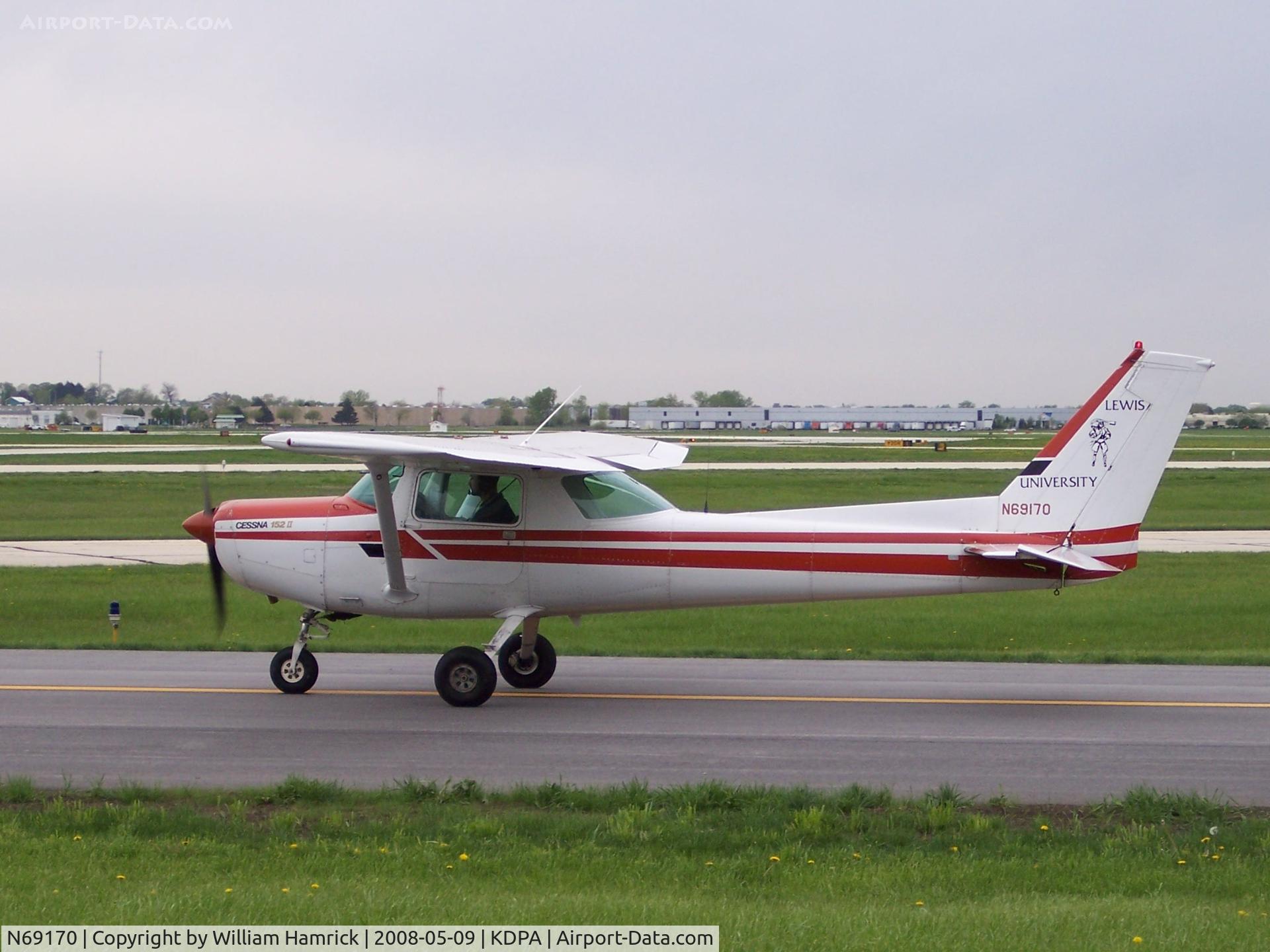 N69170, 1978 Cessna 152 C/N 15282524, Taxing at DuPage