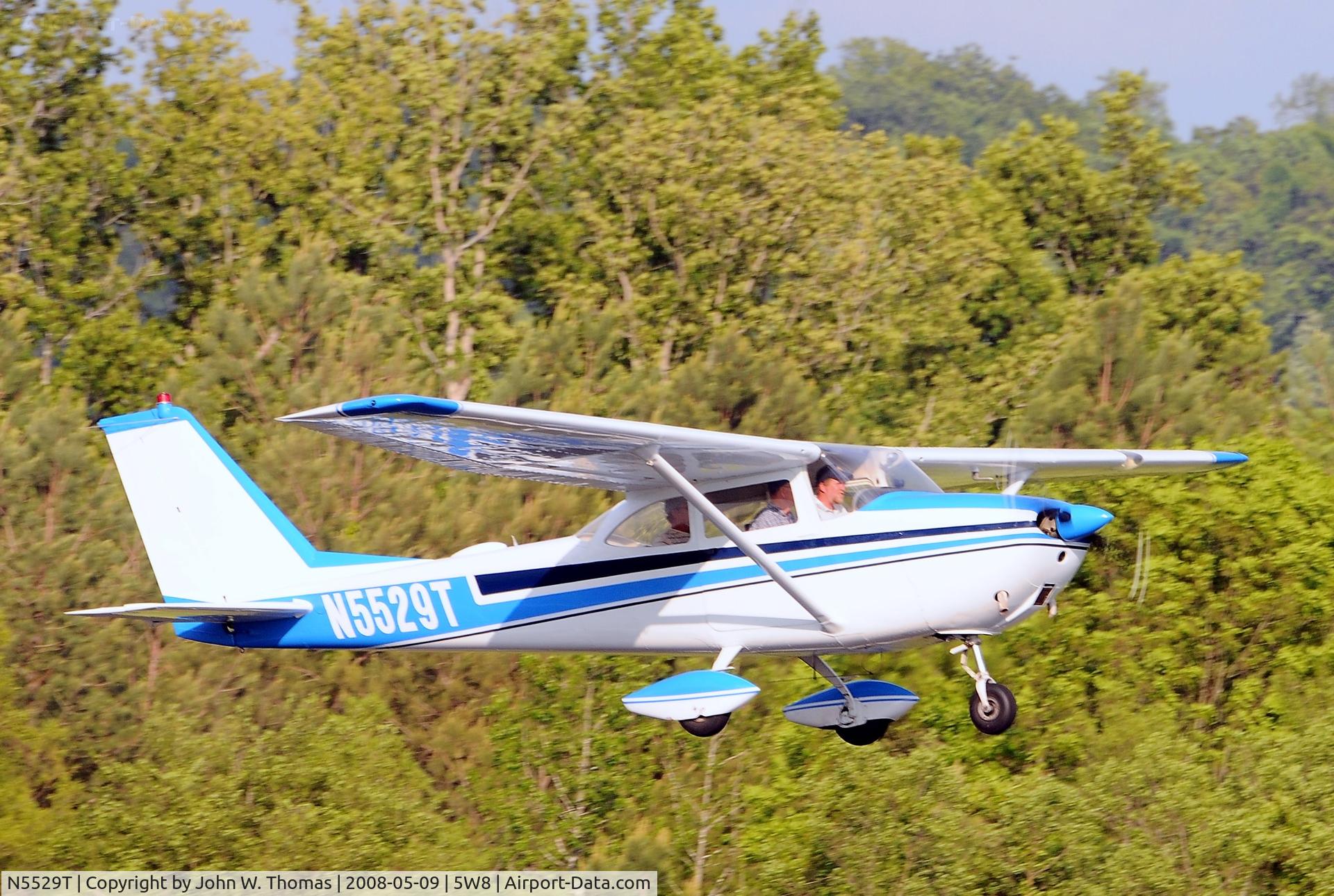 N5529T, 1964 Cessna 172E C/N 17251429, Touch and go on runway 22