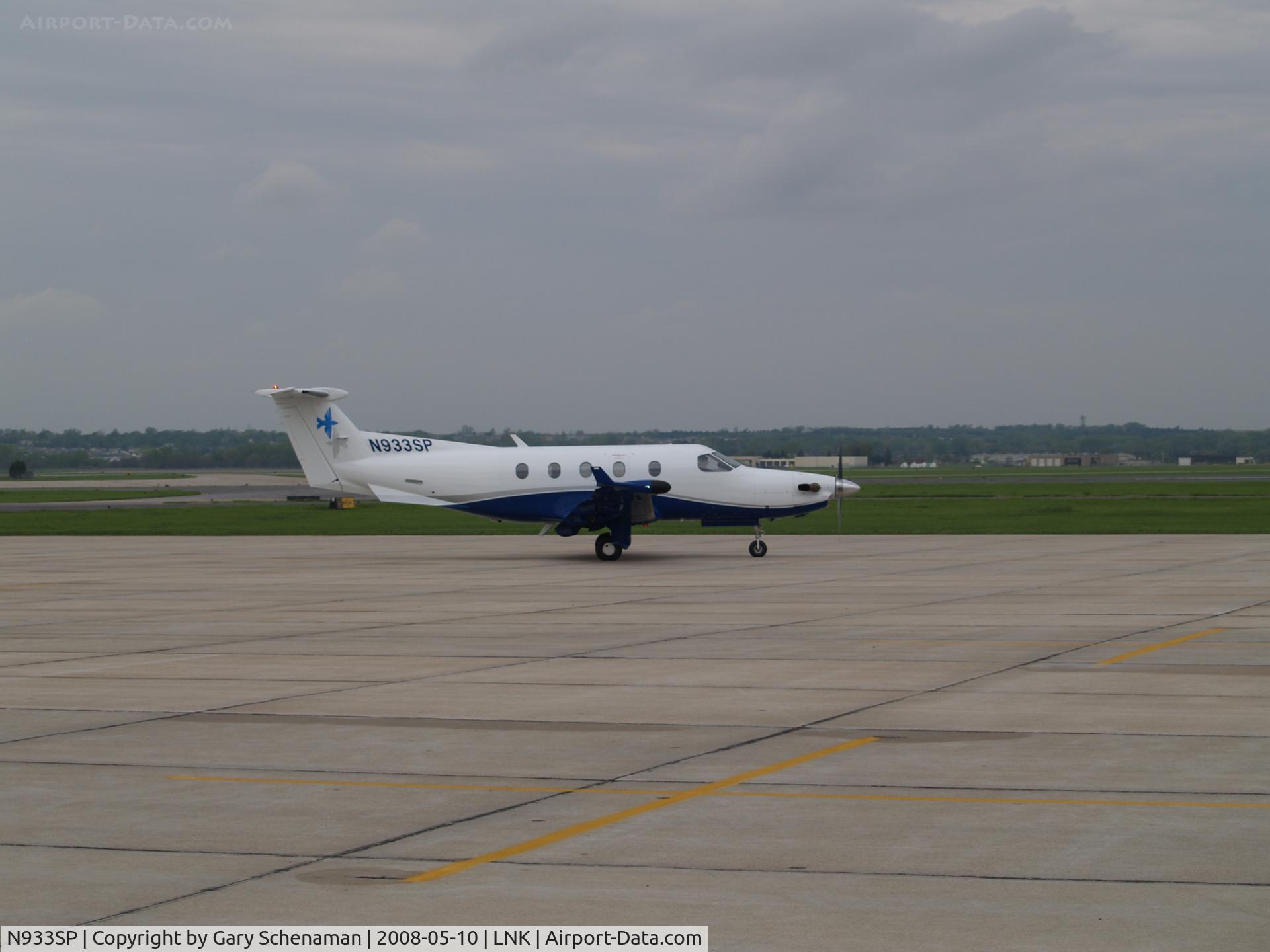 N933SP, 1998 Pilatus PC-12/45 C/N 240, TAXING FOR PREFLIGHT