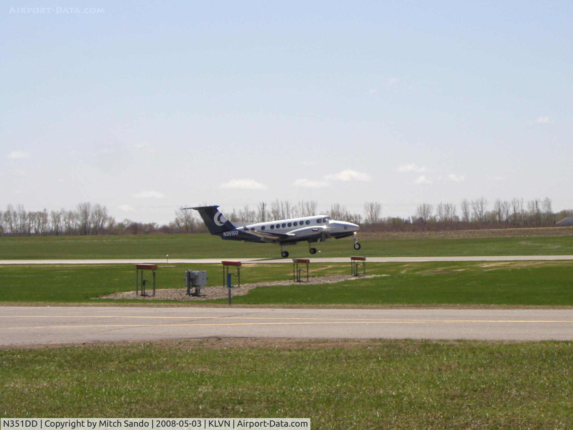 N351DD, 1999 Raytheon 350 Super King Air C/N FL-257, Landing Runway 30 from Aurora, IL (ARR).