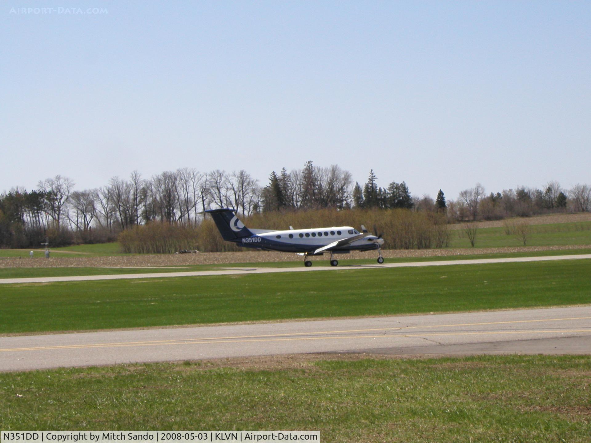 N351DD, 1999 Raytheon 350 Super King Air C/N FL-257, Landing Runway 30 from Aurora, IL (ARR).