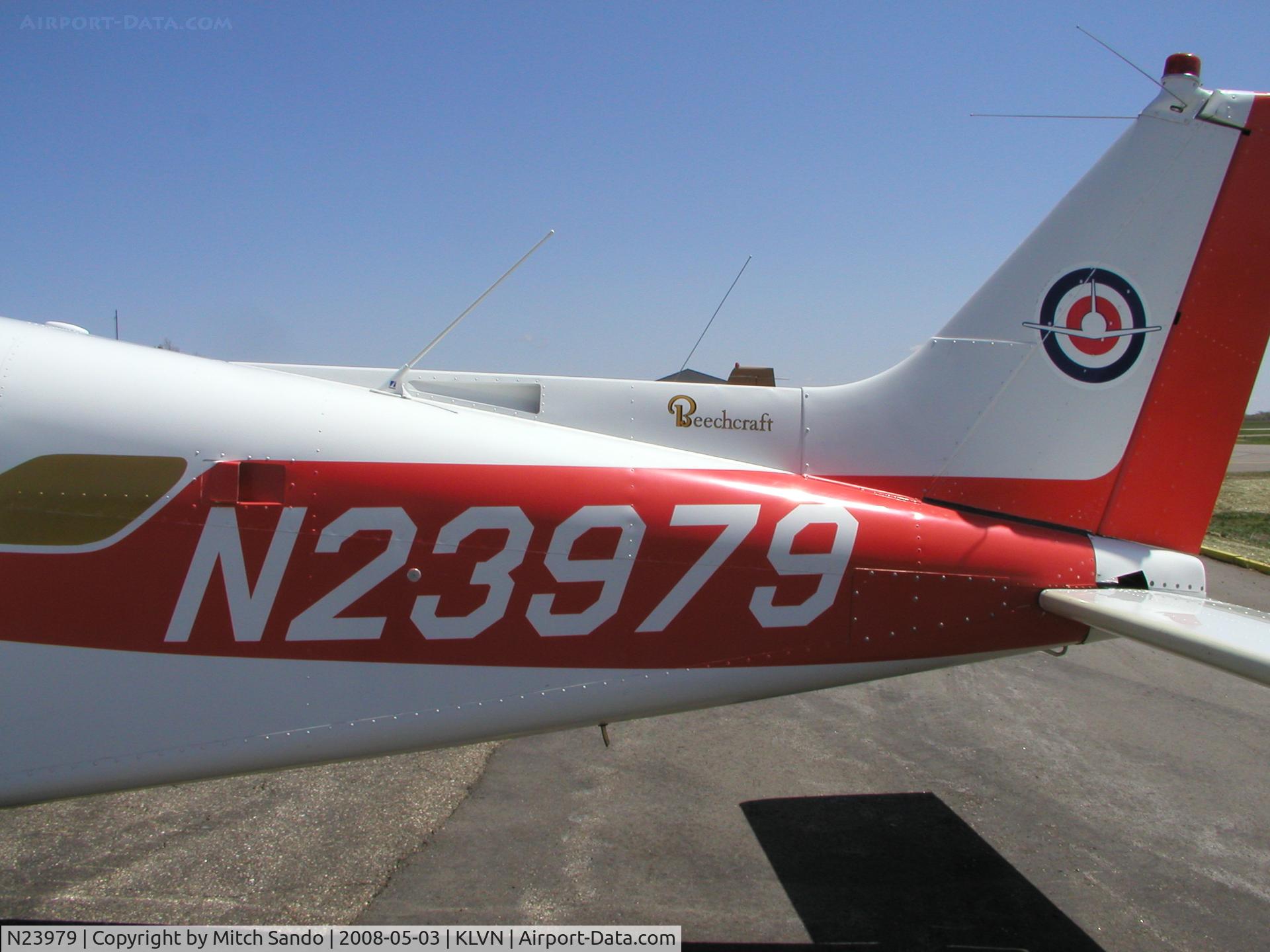 N23979, 1977 Beech C23 Sundowner 180 C/N M-1908, Parked on the ramp at Airlake.