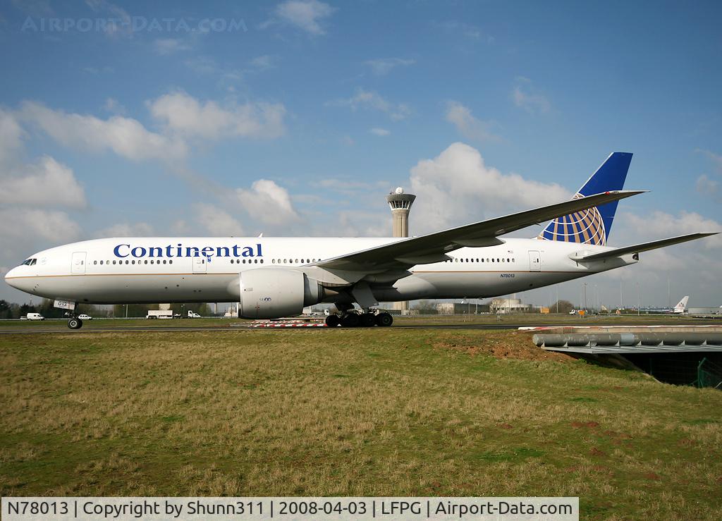 N78013, 1999 Boeing 777-224 C/N 29861, Rolling on taxiway parallels