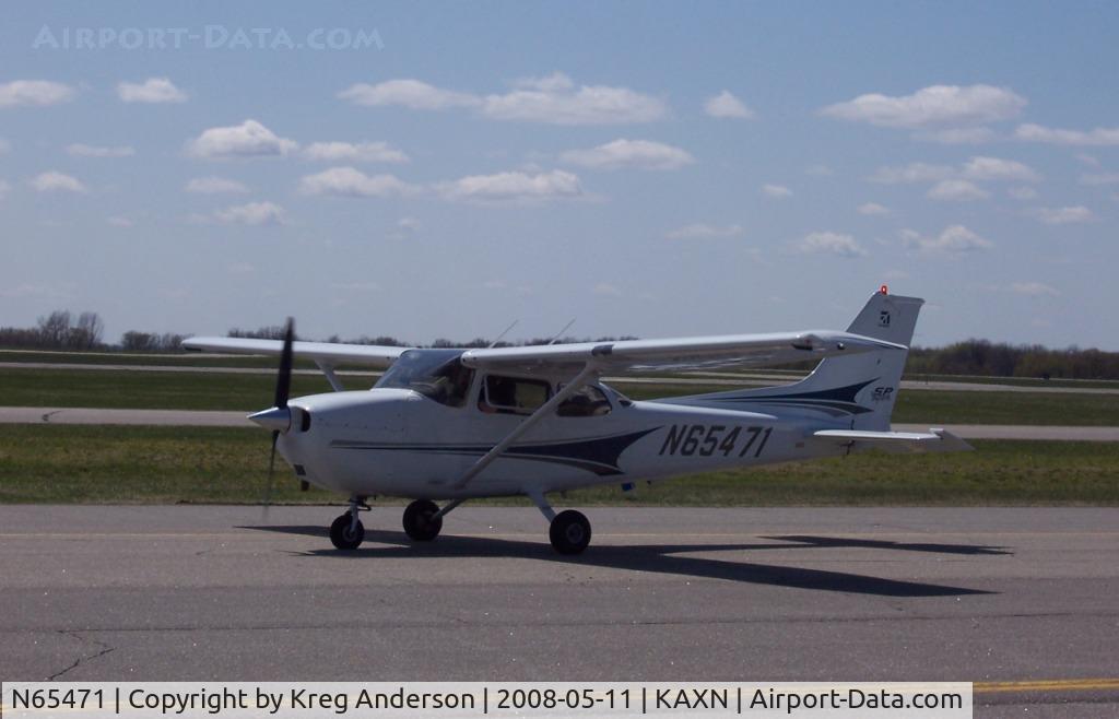 N65471, 2004 Cessna 172S C/N 172S9718, Taxiing to the ramp