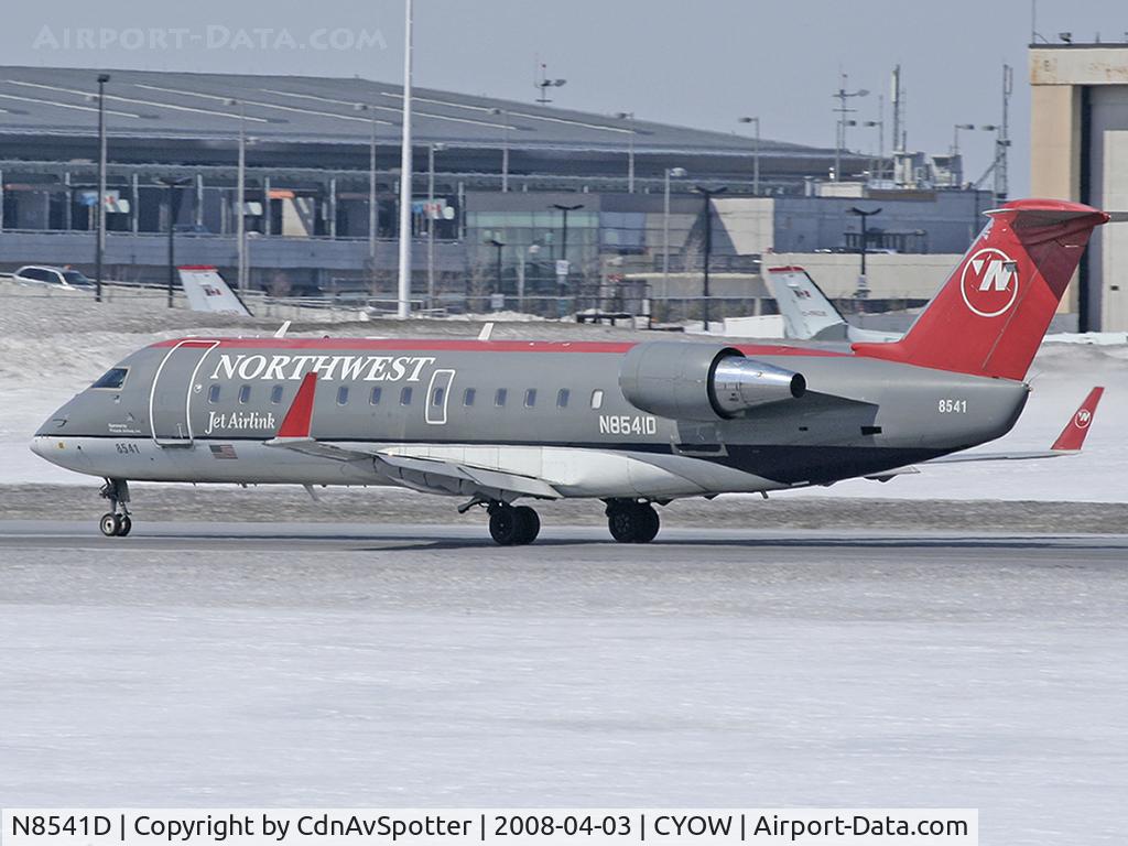N8541D, 2001 Bombardier CRJ-200LR (CL-600-2B19) C/N 7541, Cleared for takeoff on Rwy 25
