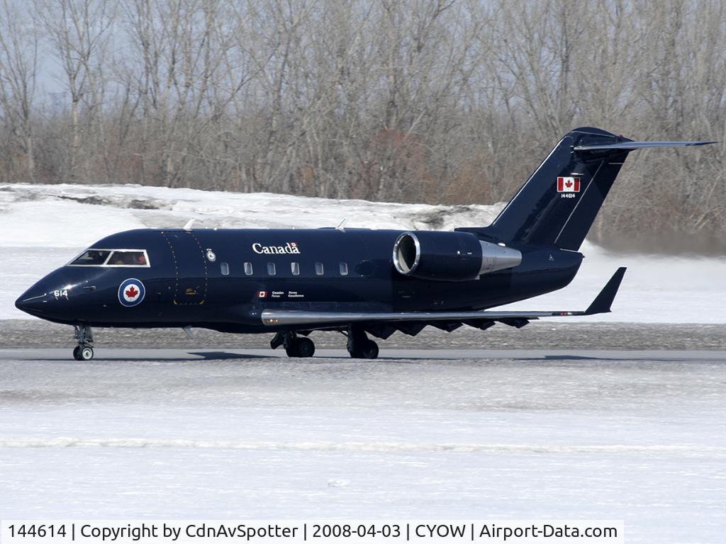 144614, 1986 Canadair CC-144B Challenger (601/CL-600-2A12) C/N 3036, Canadian Airforce Chalenger C144 rolling for takeoff on Rwy 25