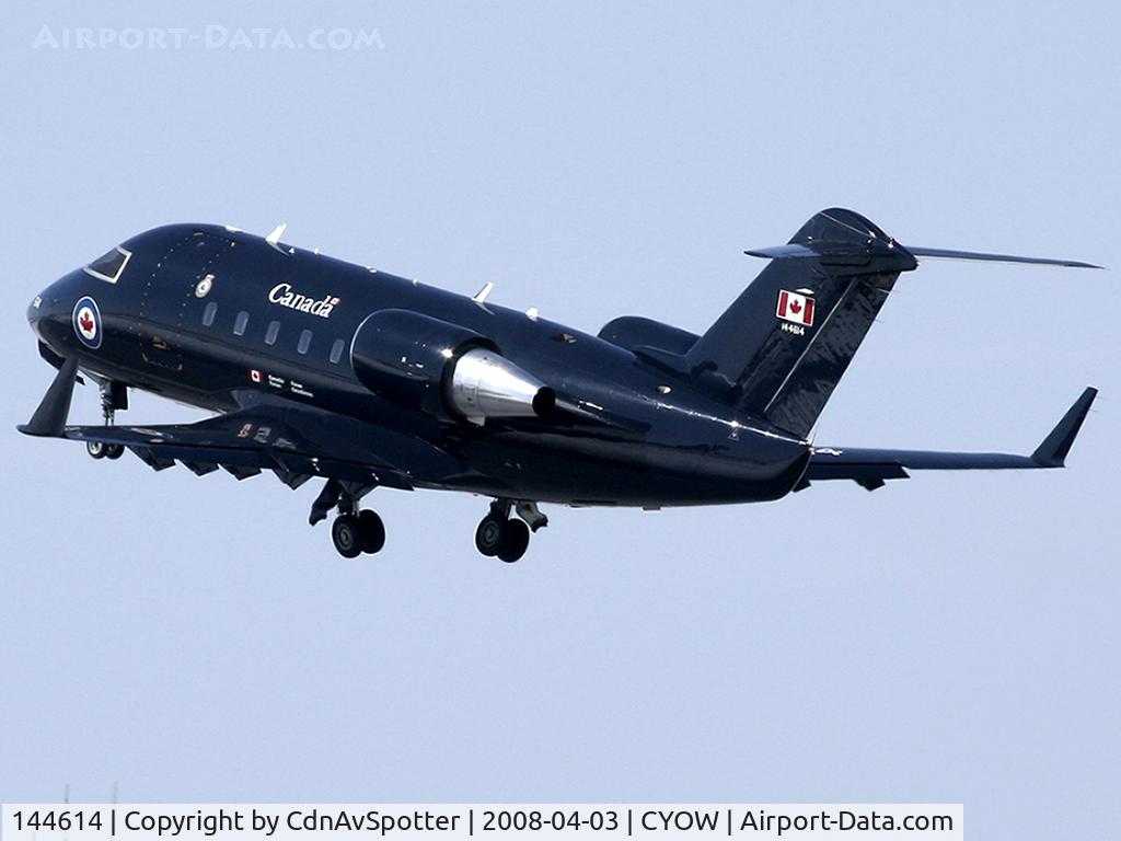 144614, 1986 Canadair CC-144B Challenger (601/CL-600-2A12) C/N 3036, Canadian Airforce Chalenger C144 climbing off on Rwy 25