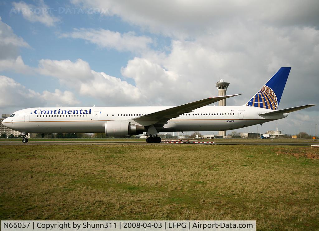 N66057, 2002 Boeing 767-424/ER C/N 29452, Passing on parallels runways