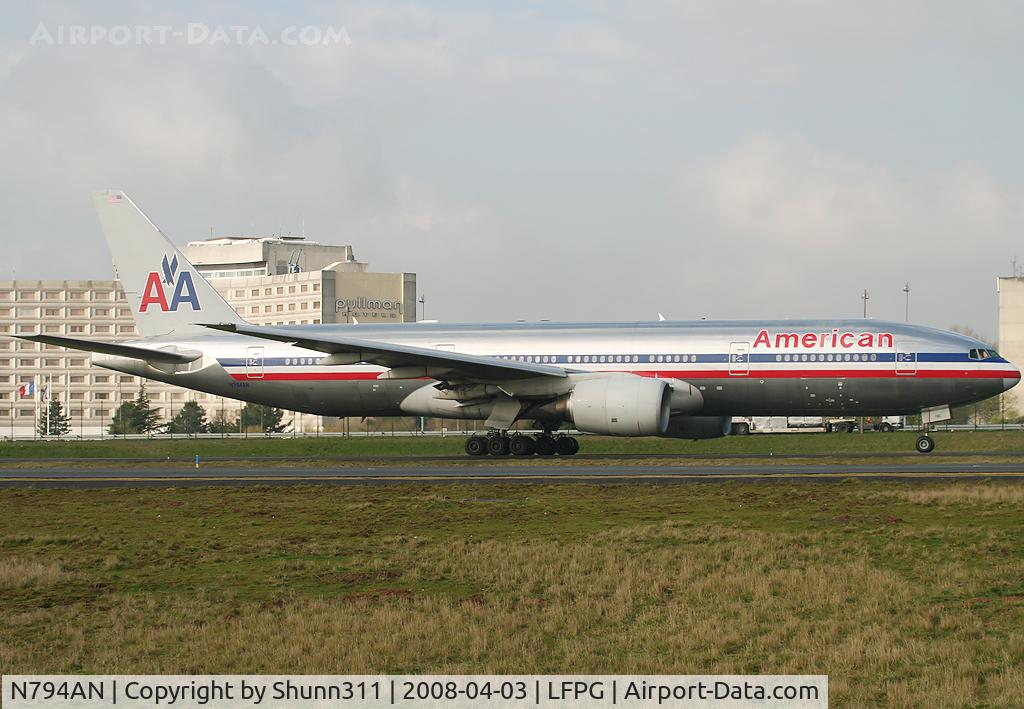 N794AN, 2000 Boeing 777-223 C/N 30256, Passing on parallels runways